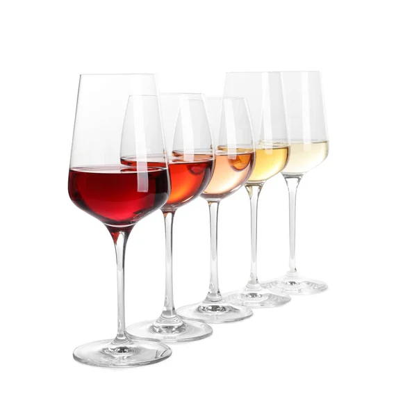 白色背景上不同葡萄酒的一排玻璃杯 — 图库照片