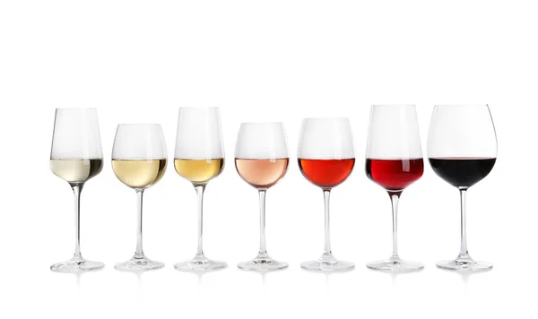 Fila de copas con diferentes vinos sobre fondo blanco — Foto de Stock