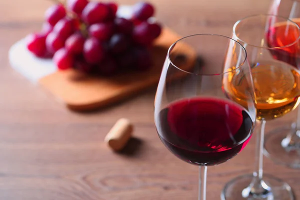 Bicchieri con diversi vini e antipasti sul tavolo di legno, primo piano. Spazio per testo — Foto Stock