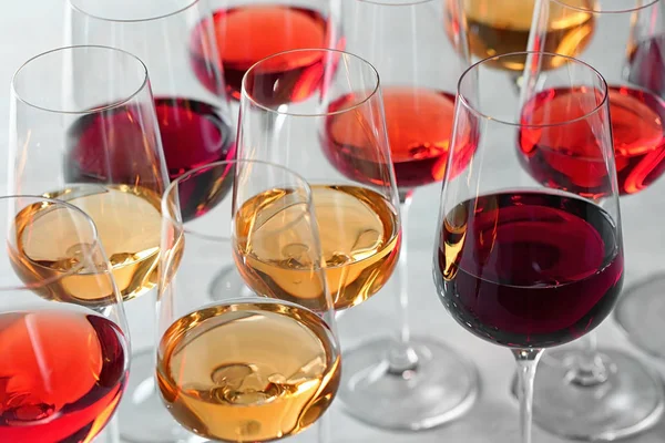 軽いテーブルの上に異なるワインを持つグラスのグループ — ストック写真