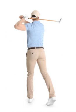 Beyaz arka planda golf oynayan genç adam