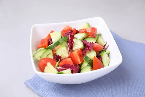 Bol de salade végétarienne avec concombre, tomate, chou et oignon sur la table — Photo