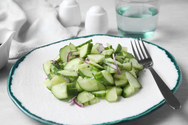 Placa de ensalada vegetariana con pepino y cebolla servida sobre la mesa, primer plano —  Fotos de Stock