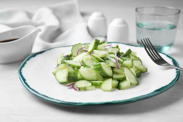 Placa de ensalada vegetariana con pepino y cebolla servida sobre la mesa —  Fotos de Stock