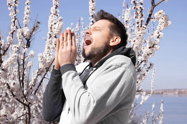 Homme souffrant d'allergie saisonnière à l'extérieur le jour ensoleillé — Photo