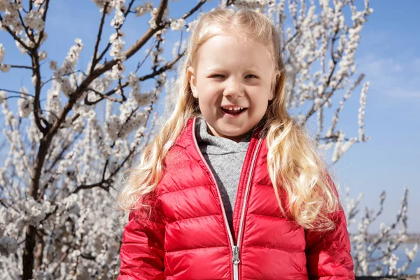 Feliz niña sana disfrutando de la primavera al aire libre. Concepto libre de alergia — Foto de Stock