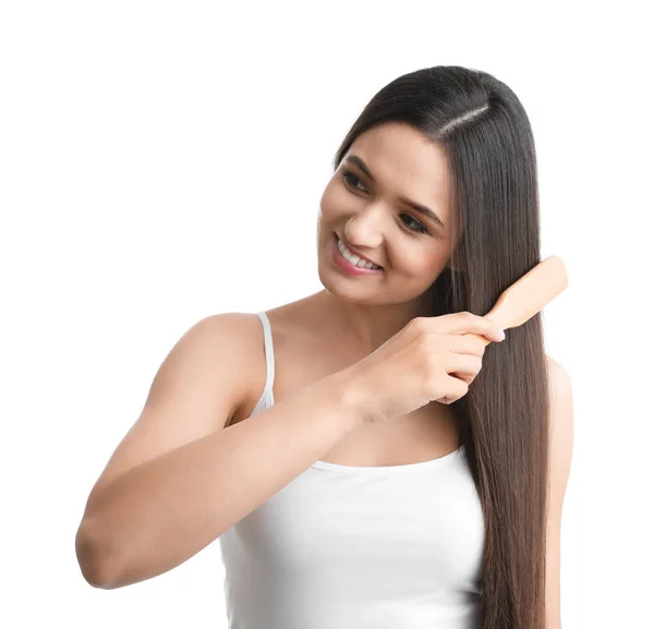 Mulher bonita com escova de cabelo no fundo branco — Fotografia de Stock