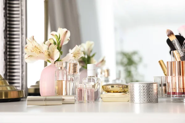 Soyunma masasında parfüm ile lüks makyaj ürünleri ve aksesuarları — Stok fotoğraf