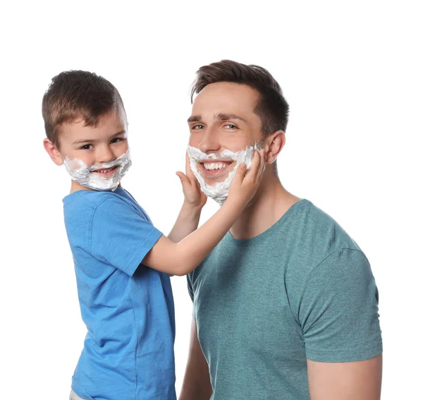 Ευτυχισμένος μπαμπάς και γιος με αφρό ξυρίσματος σε πρόσωπα σε λευκό φόντο — Φωτογραφία Αρχείου