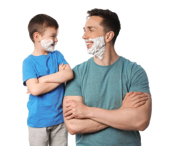 Feliz padre e hijo con espuma de afeitar en las caras sobre fondo blanco — Foto de Stock