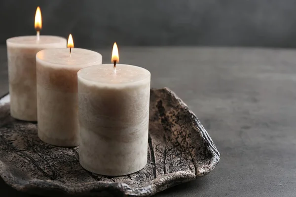 Bandeja con tres velas encendidas en la mesa. Espacio para texto —  Fotos de Stock