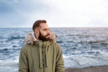 Deniz kenarında yakışıklı genç adam portresi
