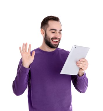 Beyaz yalıtılmış görüntülü sohbet için tablet kullanan adam