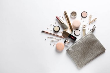 Beyaz arka plan üzerinde lüks makyaj ürünleri seti, düz yatıyordu