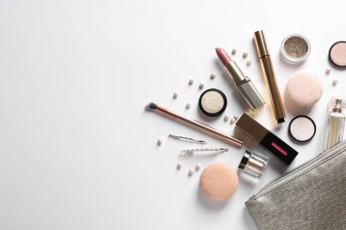 Beyaz arka plan üzerinde lüks makyaj ürünleri seti, düz yatıyordu