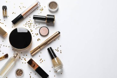 Beyaz arka plan üzerinde lüks makyaj ürünleri seti, düz yatıyordu
