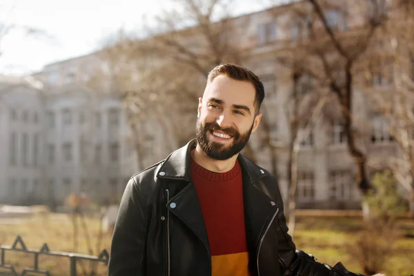 Retrato de un joven feliz al aire libre en un día soleado — Foto de Stock