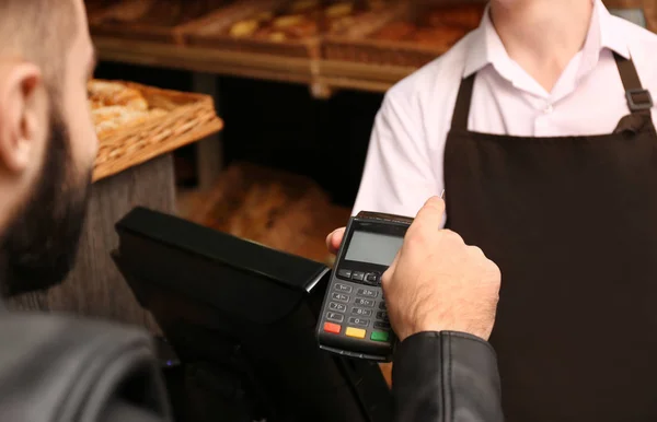 Man met creditcard met betaalterminal in winkel, close-up — Stockfoto