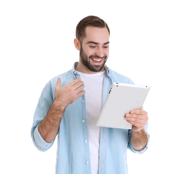 Человек, использующий планшет для видео чата изолированы на белом — стоковое фото