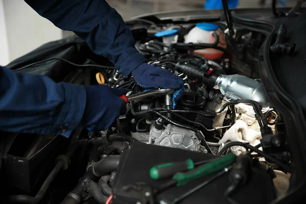 Técnico verificando carro moderno na oficina de reparação de automóveis, close-up — Fotografia de Stock