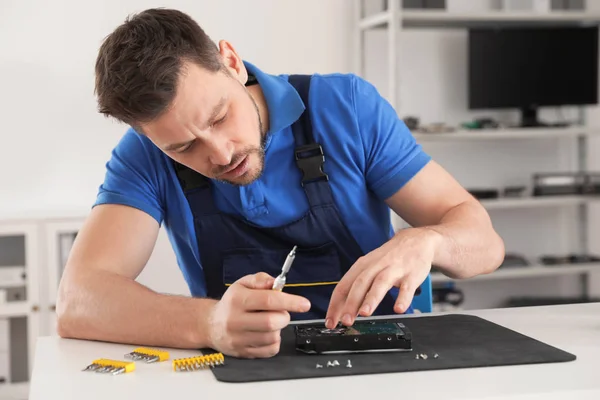 Manlig tekniker reparera hårddisken vid bordet inomhus — Stockfoto