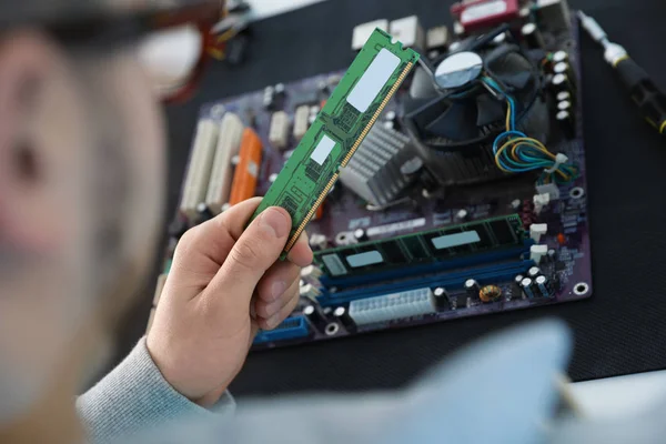 Técnico masculino reparando la placa base en la mesa, primer plano —  Fotos de Stock