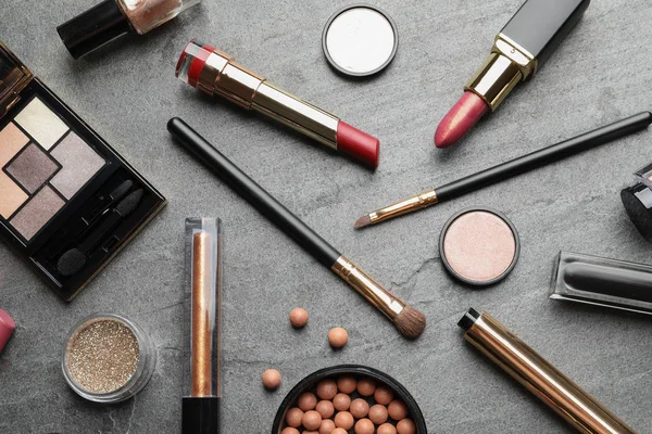 Zestaw luksusowych produktów do makijażu na szarym tle, płaski lay — Zdjęcie stockowe