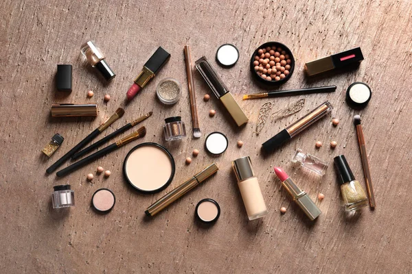 Zestaw luksusowych produktów do makijażu na kolorowym tle, płaski lay — Zdjęcie stockowe