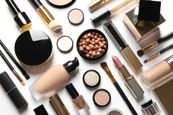 Zestaw luksusowych produktów do makijażu na białym tle, płaski lay — Zdjęcie stockowe