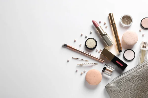 Set luxuriöser Make-up-Produkte auf weißem Hintergrund, flache Lage — Stockfoto