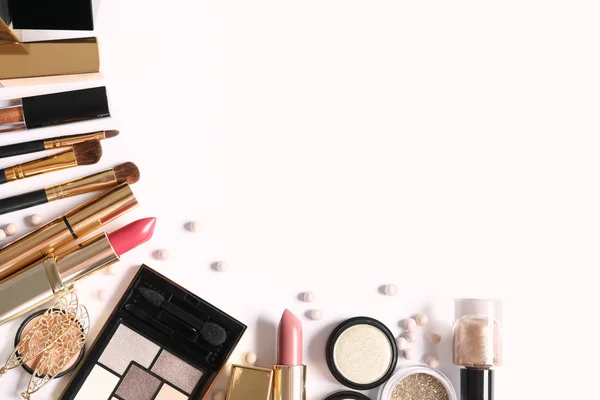 Set med lyxiga makeup produkter på vit bakgrund, Flat Lay — Stockfoto