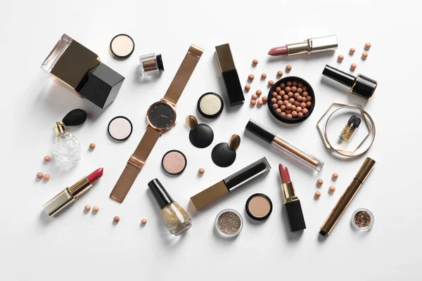 Set mewah produk makeup pada latar belakang putih, berbaring datar — Stok Foto