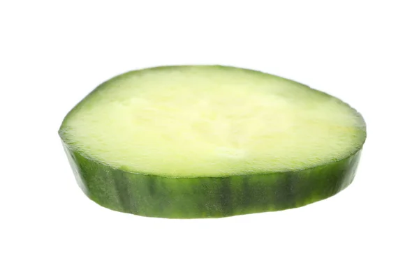 Geschnitten frische grüne Gurke auf weißem Hintergrund — Stockfoto