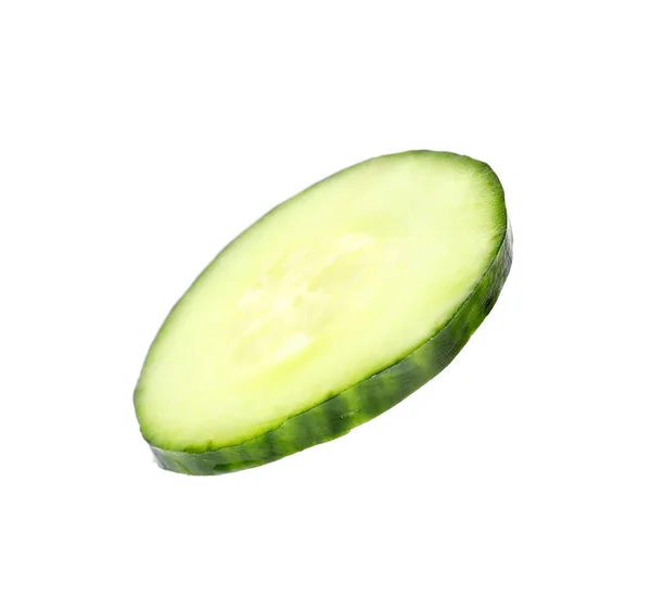 Gesneden verse groene komkommer op witte achtergrond — Stockfoto