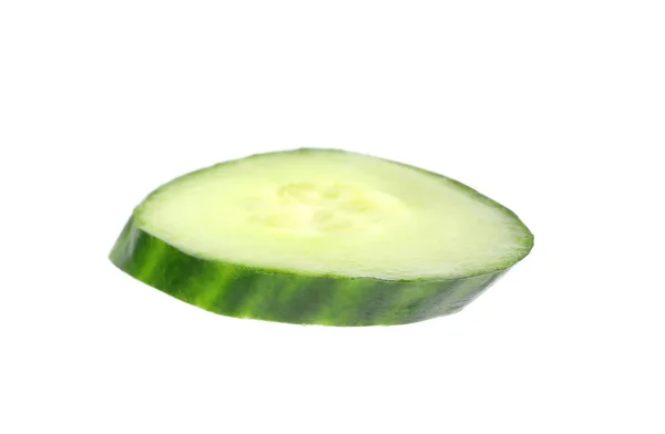 Vágott friss zöld uborka, fehér háttér — Stock Fotó