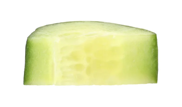 Вирізати свіжий зелений огірок на білому тлі — стокове фото