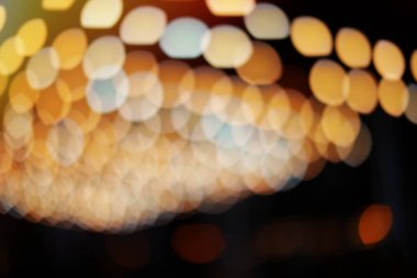 Güzel sokak ışıkları gece. Bokeh etkisi