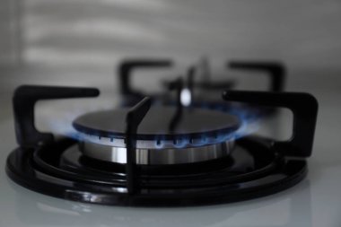 Modern soba üzerinde mavi alev ile gaz brülör, closeup
