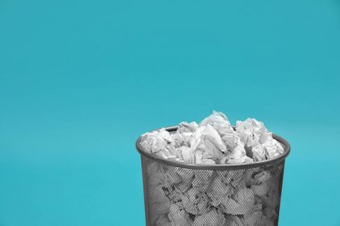 Renkli arka plan üzerinde buruşturulmuş kağıt ile metal kutu, metin için alan