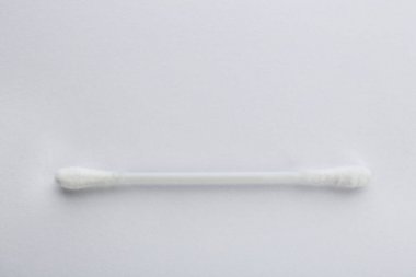 Beyaz arka plan üzerine plastik pamuklu bez, üst görünüm