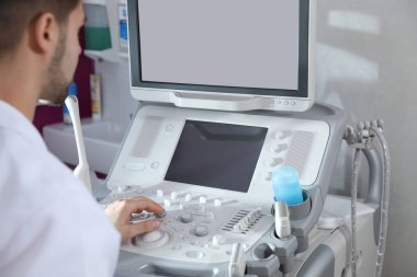 Klinikte modern ultrason makinesi kullanan sonograf