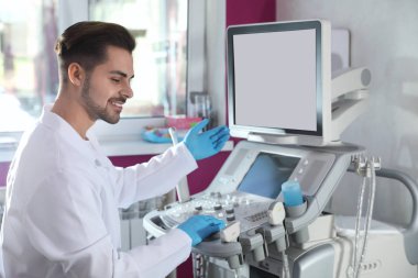 Klinikte modern ultrason makinesi kullanan sonograf