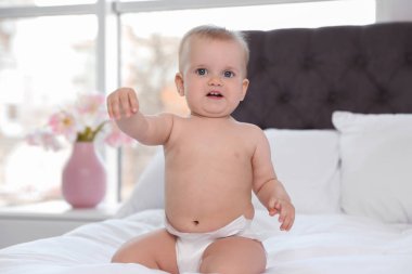 Evde yatakta bebek bezi sevimli bebek