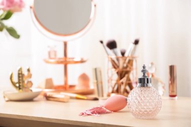 Tuvalet masasında parfüm şişesi, metin için alan