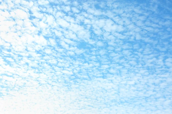 Widok pięknego błękitnego nieba z białymi chmurami — Zdjęcie stockowe
