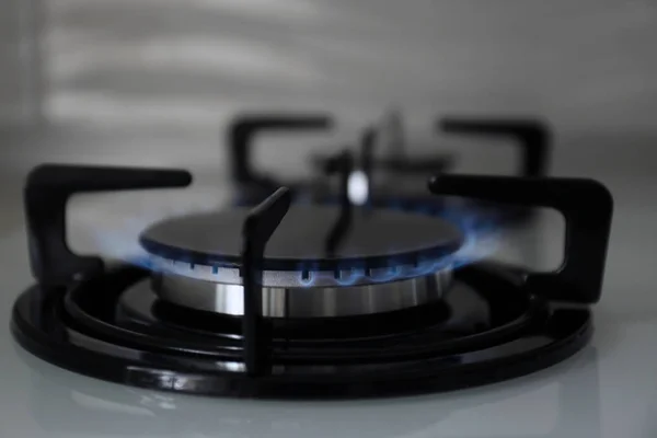 Queimador de gás com chama azul no fogão moderno, close-up — Fotografia de Stock