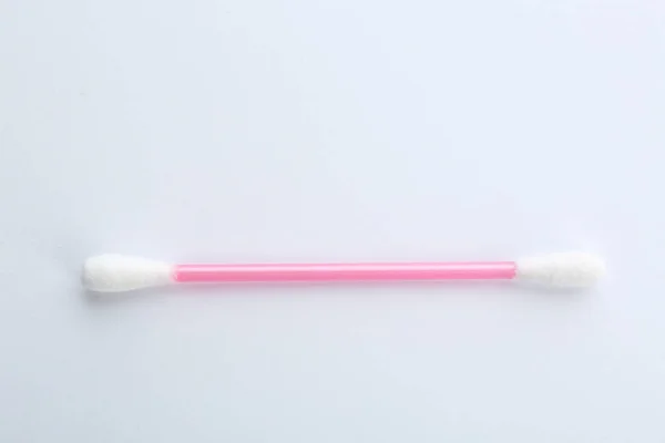 Coton-tige en plastique rose sur fond blanc — Photo