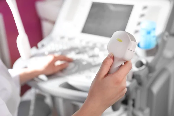 Sonographer holding ultrasound machine probe in clinic, closeup — Stock Photo, Image