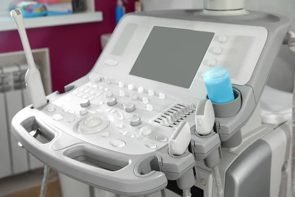 Moderní Ultrazvukový přístroj na klinice, prostor pro text — Stock fotografie
