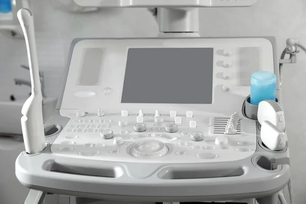 Modernes Ultraschallgerät in der Klinik, Platz für Text — Stockfoto
